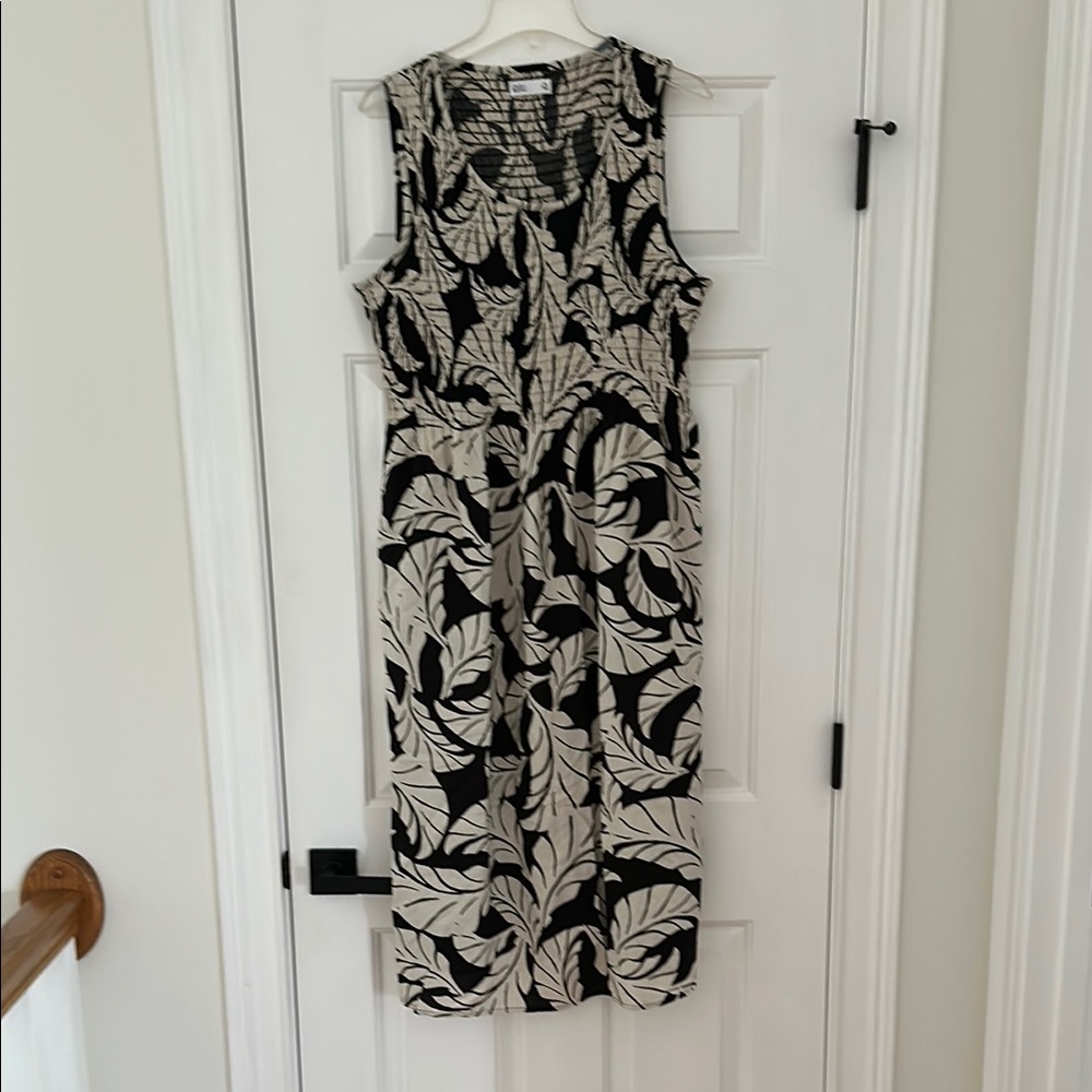 Black and White Sleeveless Sheath Midi Dress